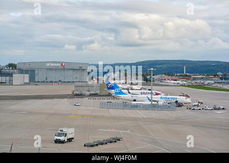 ZURICH, SUISSE - circa 2018, octobre : avions à l'Aéroport International de Zurich. Banque D'Images