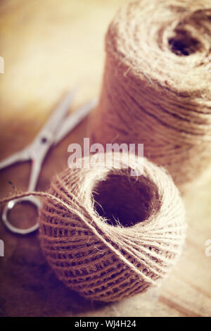 Style naturel cordon ficelle sur table en bois rustique Banque D'Images