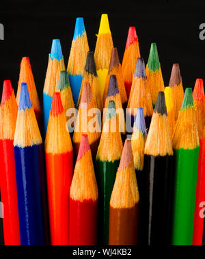 Un ensemble de crayons de couleur et affûté prêt à l'utilisation des fournitures artistiques outils artiste fond blanc Banque D'Images