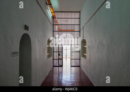 Couloir intérieur avec des bars à la Prison Museum à Malacca, Malaisie. Banque D'Images