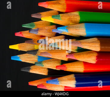 Un ensemble de crayons de couleur et affûté prêt à l'utilisation des fournitures artistiques outils artiste fond blanc Banque D'Images