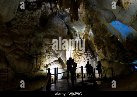 Les visiteurs explorer belle Deer Cave à Gunung Mulu National Park, Sarawak, Bornéo, Malaisie. Banque D'Images