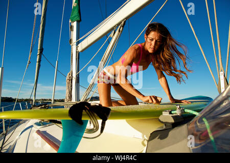 Surfeur surf fartage féminin par beau voilier Banque D'Images