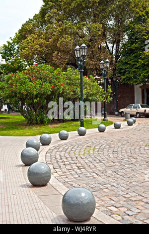 Vue sur le parc avec des boules en pierre et arbres Banque D'Images