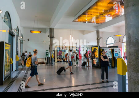 Perpignan, France, la foule voyageant à l'intérieur de la gare SNCF Banque D'Images