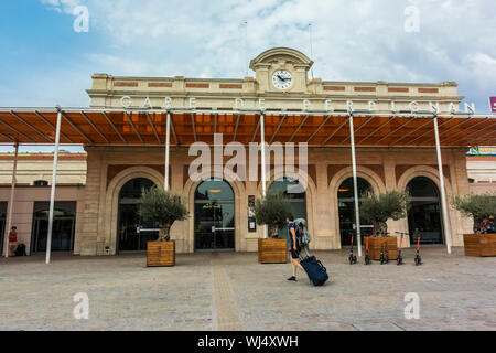 Perpignan, France, personnes voyageant en gare SNCF, entrée principale avec panneau Banque D'Images