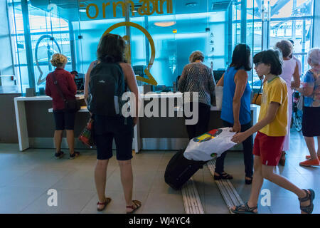 Perpignan, France, foule, familles, voyage en gare SNCF Banque D'Images