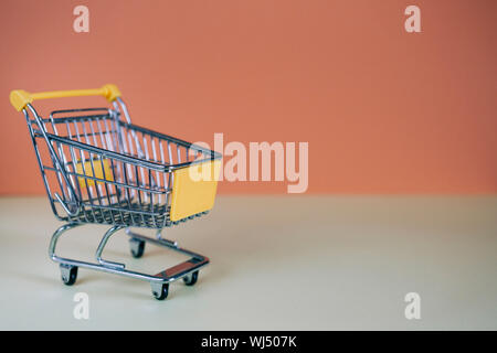 Petit panier de jouets Banque D'Images