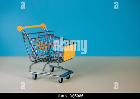 Petit panier de jouets Banque D'Images