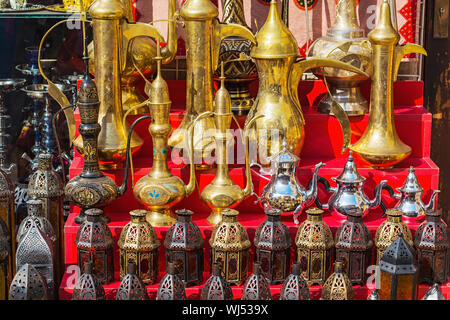 Rangée de pots de café traditionnel brillant et d'un voyant à le souk de Dubaï. Banque D'Images