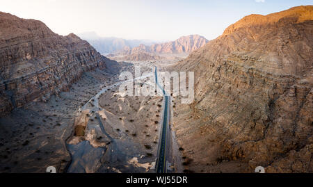 Scenic Route du désert sur la montagne Jebel Siae dans les eau vue aérienne Banque D'Images