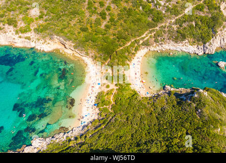 Plage de Porto à Afionas Timoni est un paradis avec plage double clair comme de l'eau azur à Corfou, vue aérienne, Mer Ionienne, l'île de Grèce, Europe Banque D'Images