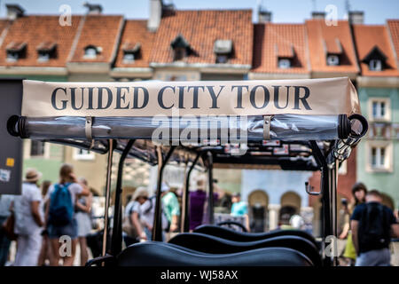 Visite guidée de la ville en voiture électrique Place de la vieille ville de Poznan. Banque D'Images