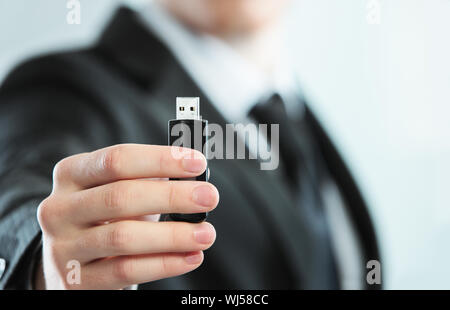 Businessman est titulaire d'une clé USB, Close up Banque D'Images