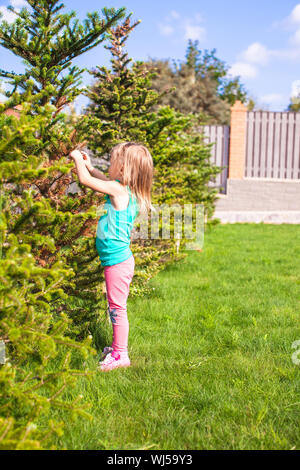 Petite fille qui marche et s'amuser en plein air dans le jardin Banque D'Images