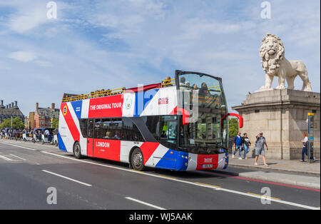 La tournée originale, un autobus d'excursion pour visiter les touristes de voir Londres à partir d'un top tours bus sur le pont de Westminster, Londres, Angleterre, Royaume-Uni. Banque D'Images