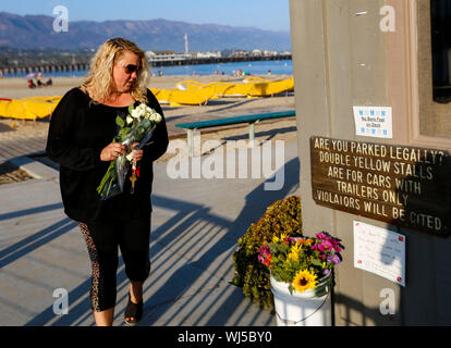 Santa Barbara, USA. 2e, 2019 Sep. Une femme prie pour les victimes d'incendies en bateau à Santa Barbara, Californie, États-Unis, le 2 septembre 2019. En réponse à plusieurs médias américains rapporte que 25 corps de la Californie du Sud voile fire ont été trouvés, le comté de Santa Barbara a confirmé lundi soir qu'il y a plus de victimes. Crédit : Li Ying/Xinhua/Alamy Live News Banque D'Images