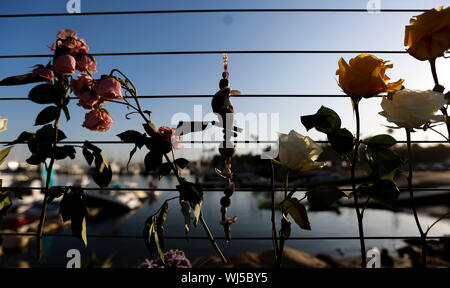 Santa Barbara, USA. 2e, 2019 Sep. Les fleurs sont placées près de la mer à prier pour les victimes d'incendies en bateau à Santa Barbara, Californie, États-Unis, le 2 septembre 2019. En réponse à plusieurs médias américains rapporte que 25 corps de la Californie du Sud voile fire ont été trouvés, le comté de Santa Barbara a confirmé lundi soir qu'il y a plus de victimes. Crédit : Li Ying/Xinhua/Alamy Live News Banque D'Images