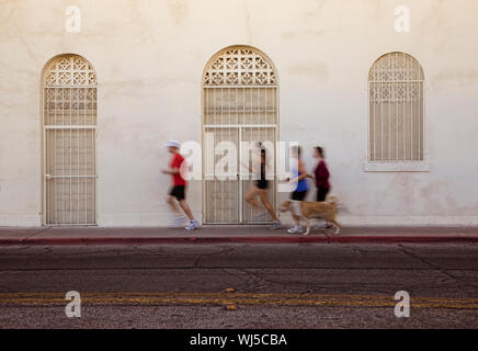 Groupe de coureurs du jogging dans la ville avec chien Banque D'Images