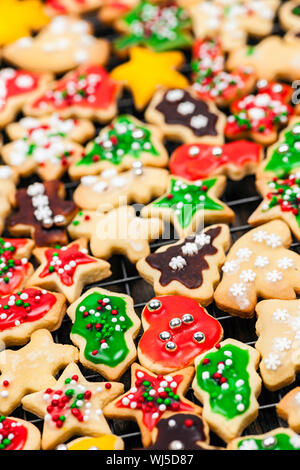 Des petits sablés faits maison biscuits de Noël sur grille de refroidissement Banque D'Images