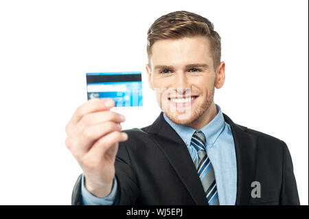 Young corporate guy montrant sa carte de débit Banque D'Images