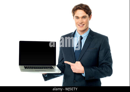 Young salesman présentant tout nouveau coffre Banque D'Images