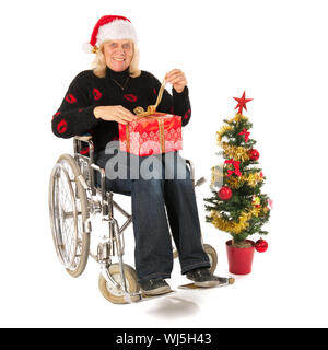 Temps de Noël avec des cadeaux et de l'arbre isolé sur fond blanc en fauteuil roulant Banque D'Images