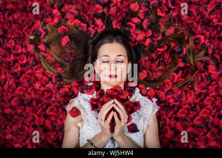 Directement au-dessus de Shot of Woman Lying On des pétales de rose