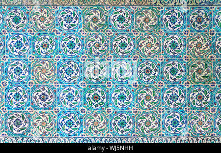 Détail de la mosaïque orientale dans le palais de Topkapi, un grand palais à Istanbul, Turquie, qui était la résidence principale des Sultans ottomans. Banque D'Images