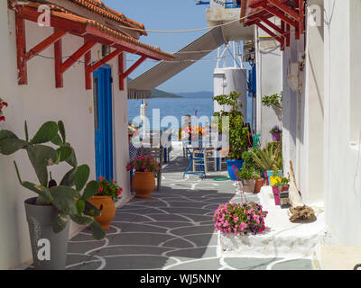 Taverne côté eau, Mytikas sur la mer Ionienne, Grèce, Europe Banque D'Images