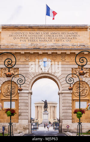 Arc de Triomphe et du château d'eau - Château d'eau à la fin de l'aqueduc de Montpellier, France. Banque D'Images