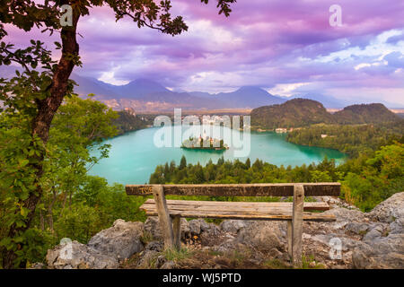 Coucher du Soleil vue panoramique des Alpes juliennes, le lac de Bled avec l'église Sainte-Marie de l'assomption sur la petite île, Bled, Slovénie, Europe. Banque D'Images