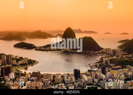 Rio de Janeiro, Brésil. Pain Suggar et Botafogo beach vue de Corcovado au coucher du soleil. Banque D'Images