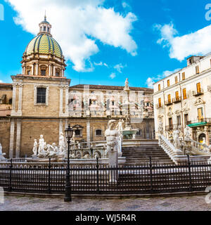 Au coeur de Palerme, plus belle place, la Piazza Pretoria, se dresse cette magnifique fontaine, Fontana Pretoria, travail du sculpteur florentin Franc Banque D'Images