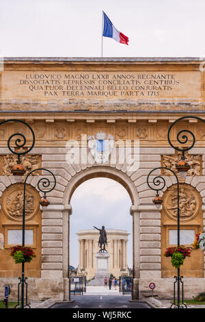 Arc de Triomphe et du château d'eau - Château d'eau à la fin de l'aqueduc de Montpellier, France. Banque D'Images