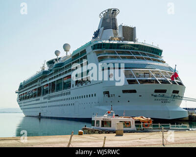 Bateau de croisière Rhapsody of the Seas dans le port de Katakolon, Grèce,péninsule du Péloponnèse,Europe Banque D'Images