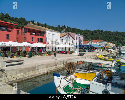 Bateaux de pêche traditionnels et tavernes grecques dans le port de Katakolon,péninsule du Péloponnèse,Grèce,Europe Banque D'Images