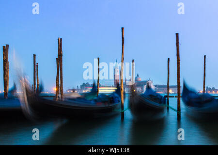 Venise à la lumière du soir avec gondoles sur Grand Canal contre l'église San Giorgio Maggiore. L'Italie, l'Europe. Site du patrimoine mondial. Banque D'Images