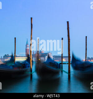 Venise à la lumière du soir avec gondoles sur Grand Canal contre l'église San Giorgio Maggiore. L'Italie, l'Europe. Site du patrimoine mondial. Banque D'Images