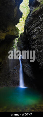 Kozjak cascade dans le parc national du Triglav, Alpes Juliennes, S Banque D'Images