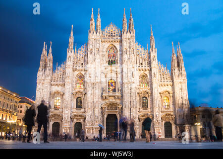 La cathédrale de Milan (Duomo di Milano) est l'église cathédrale gothique de Milan, Italie. Tourné dans le crépuscule de la place pleine de gens. Banque D'Images