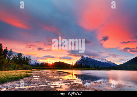 Coucher du soleil au-dessus des lacs Vermilion, Banff National Park Banque D'Images