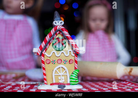 Fée d'épices maison décorée par bonbons colorés sur fond de petites filles Banque D'Images