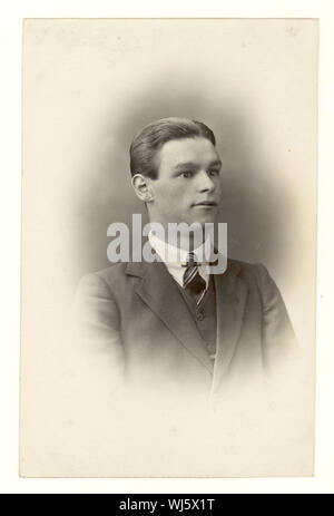 Début des années 1900, studio portrait carte postale de jeune homme, avec un strabisme, du studio d'Horace Dudley, circa 1916,1917, West Midlands, England, Royaume-Uni Banque D'Images