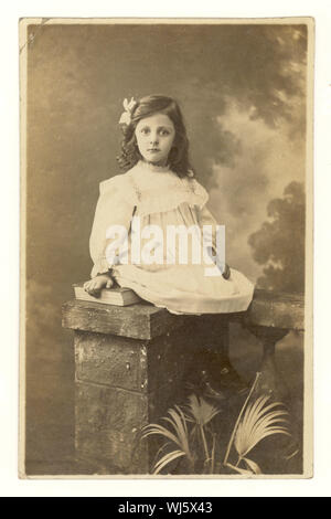 Au début des années 1900, la carte postale de portrait de studio de la jeune fille édouardienne vers 1904, Royaume-Uni Banque D'Images