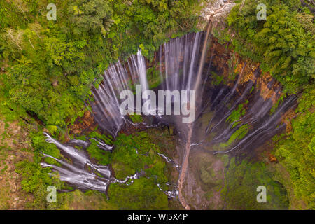 Drone aérien libre de Tumpak Sewu cascade dans l'Est de Java, Indonésie Banque D'Images