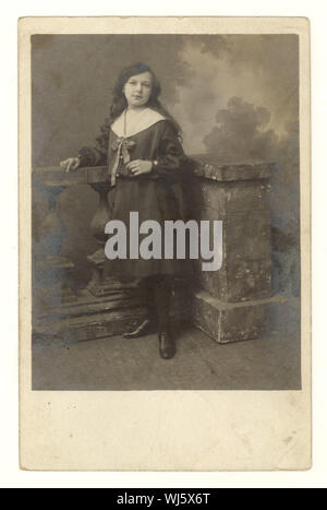 Début des années 1900, studio portrait carte postale de jolie jeune fille aux cheveux longs portant un costume de marin, vers 1904, au Royaume-Uni. Banque D'Images