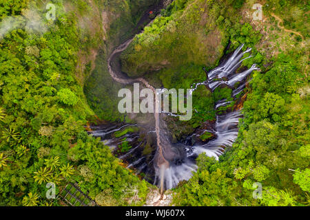 Drone aérien libre de Tumpak Sewu cascade dans l'Est de Java, Indonésie Banque D'Images