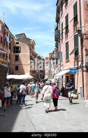 Image éditoriale : Vernazza, Cinque Terre / ITALIE - Le 21 juin 2019 : les touristes se promener au centre-ville, dans le quartier historique et pittoresque de la ville. Banque D'Images