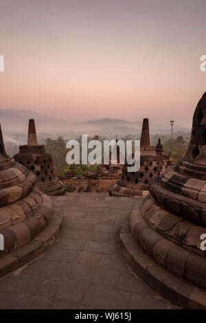 Temple de Borobudur à Java, en Indonésie, au lever du soleil Banque D'Images